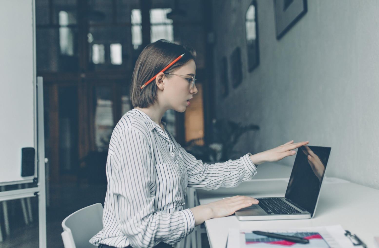 Teilnehmer arbeiten konzentriert an praktischen Cloud-Sicherheitsübungen in einer modernen Lernumgebung