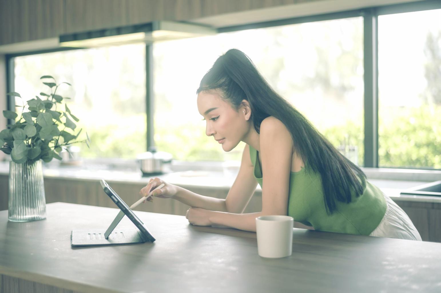 Detaillierte Analyse von Sicherheitslücken in Cloud-Infrastrukturen auf mehreren Bildschirmen